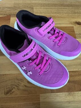 Under Armour Kids Mesh Hook-and-Loop athletic shoes Sneakers Brand NWOT